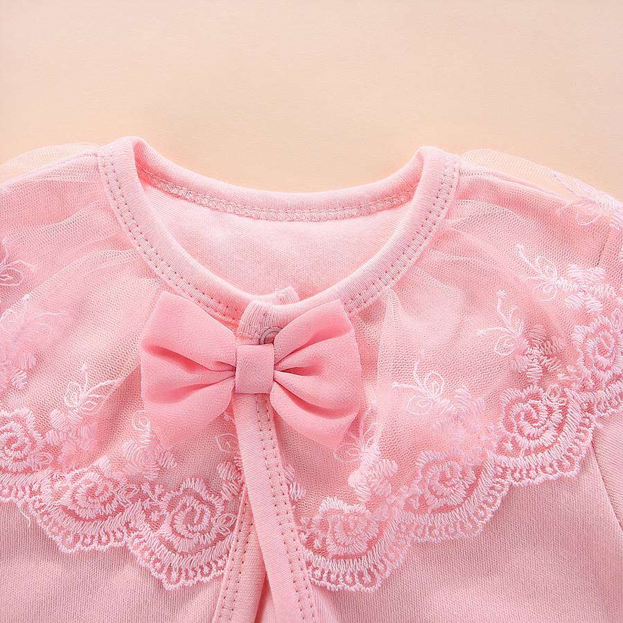 Manteau en dentelle pour bébé