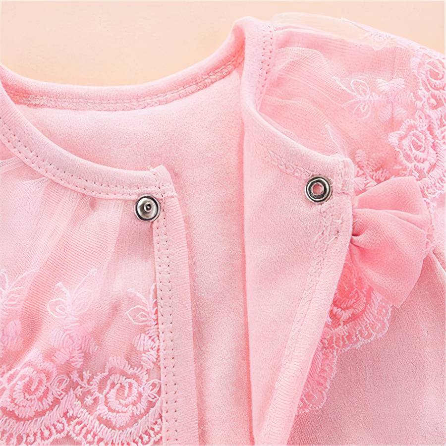 Manteau en dentelle pour bébé